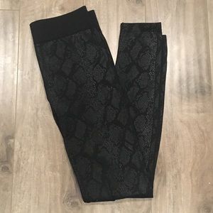 Black leggings with Snake Skin detail